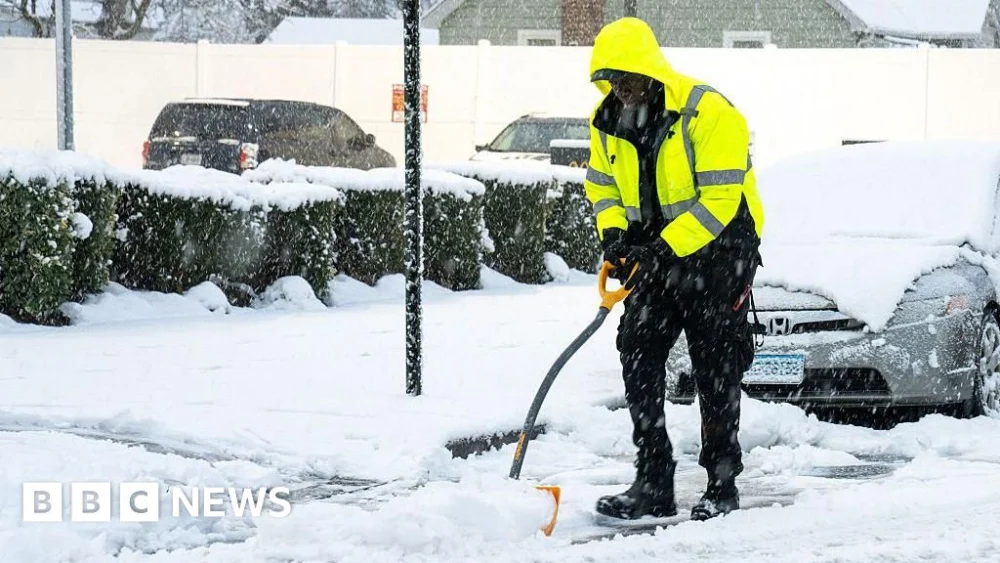 New York snowstorm sparks travel chaos