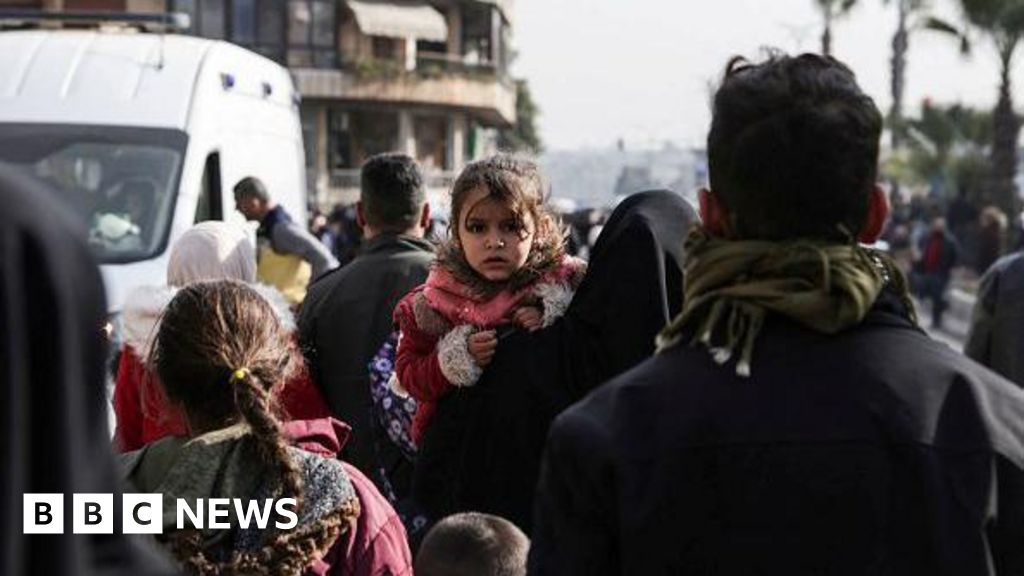 Aleppo: Thousands flee clashes between Syrian government and Kurdish fighters