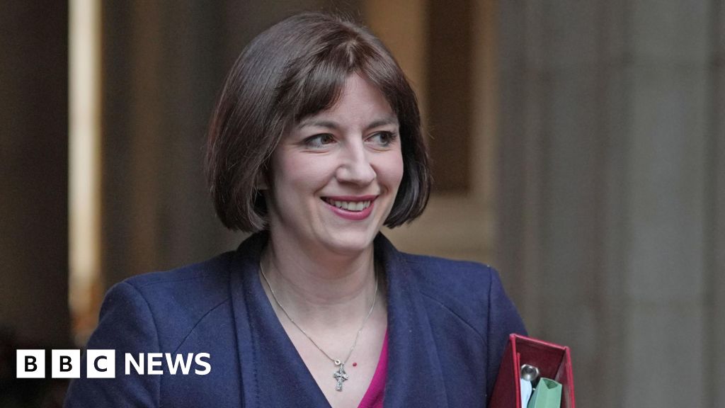 Ban phones throughout the school day, Phillipson tells teachers