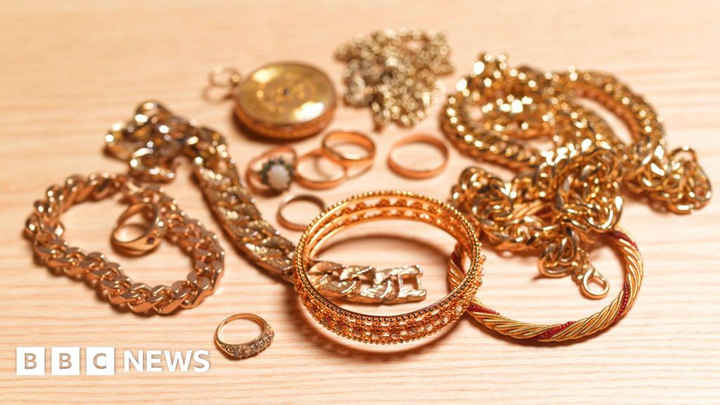 Demand for online jewellery boosts December retail sales.