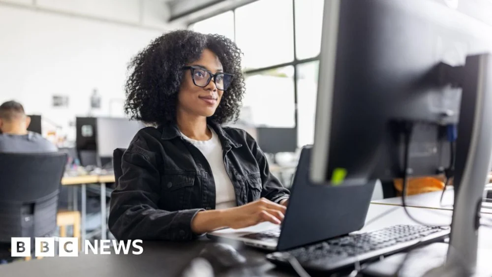 Government offers UK adults free AI training for work.
