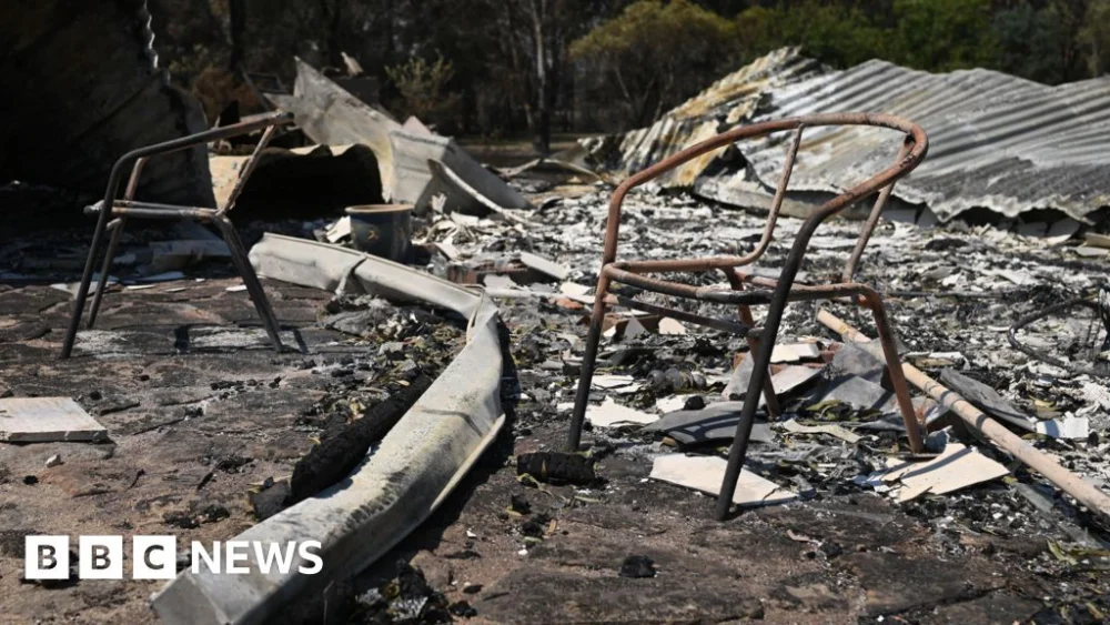 One dead and 300 buildings destroyed in Australia bushfires