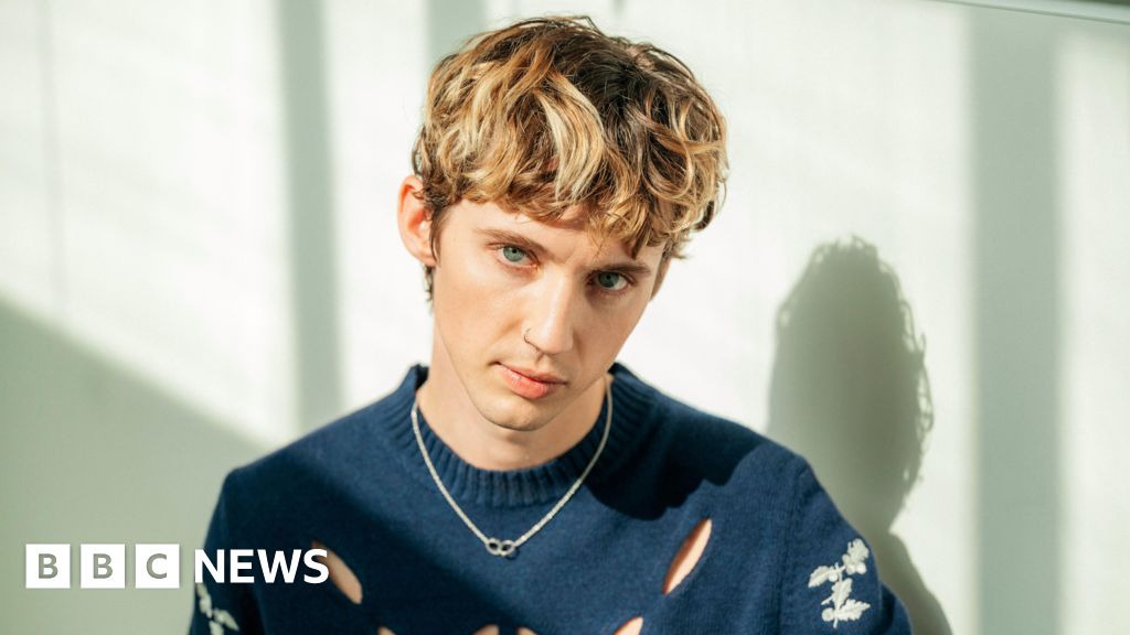 Troye Sivan: Cosmetic doctor sorry for upsetting singer in video