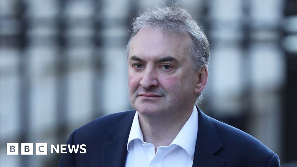 Don’t sack cabinet secretary until Mandelson files published, Badenoch says