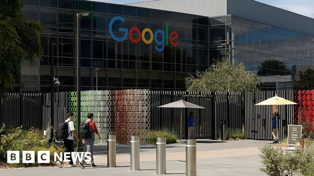 Hundreds of Google workers demand firm cuts ties with ICE