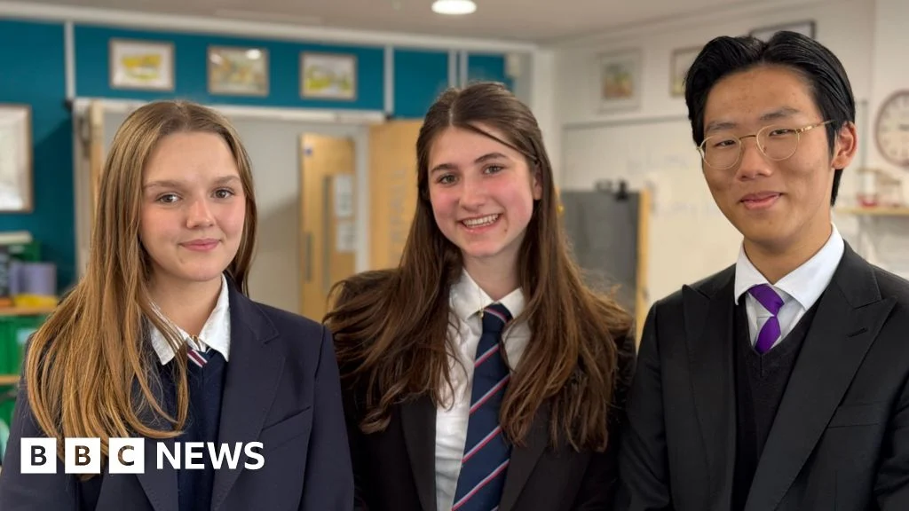 Sevenoaks students "bring joy" to Hospice in the Weald art sessions.