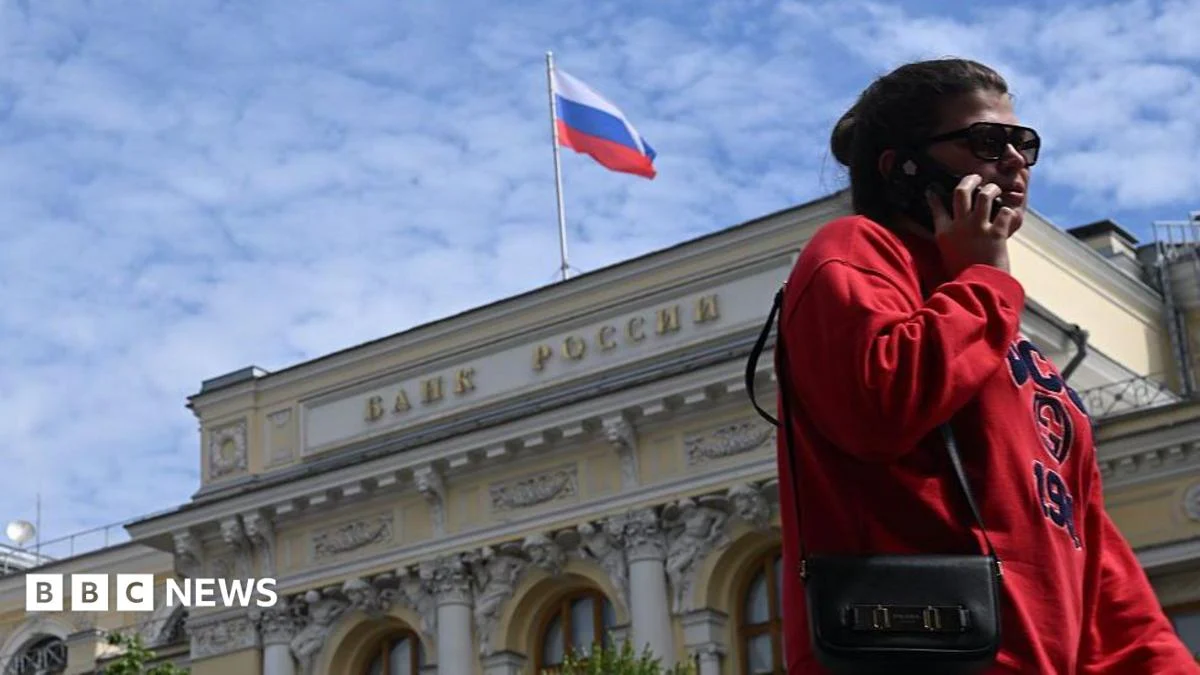 Russians turn to cash, putting more strain on a slowing wartime economy.
