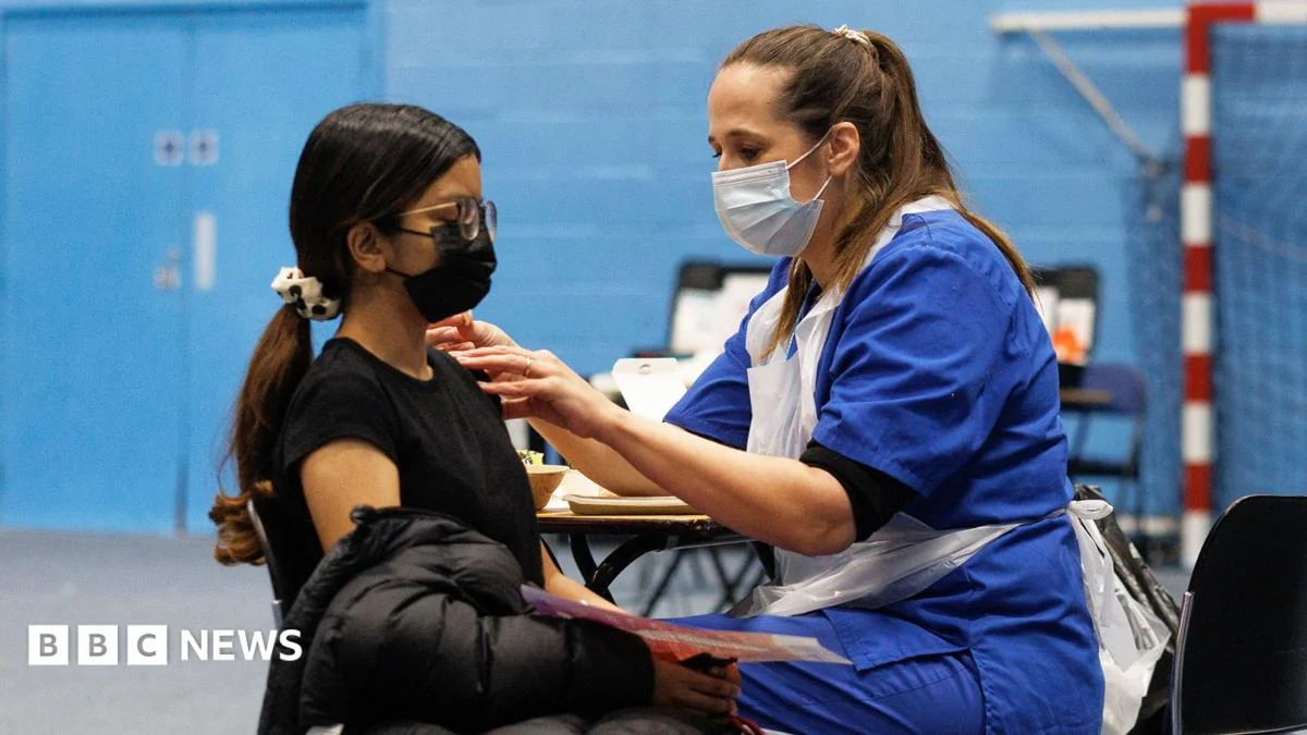 Teenagers from 15 should be given free meningitis B vaccine, say experts