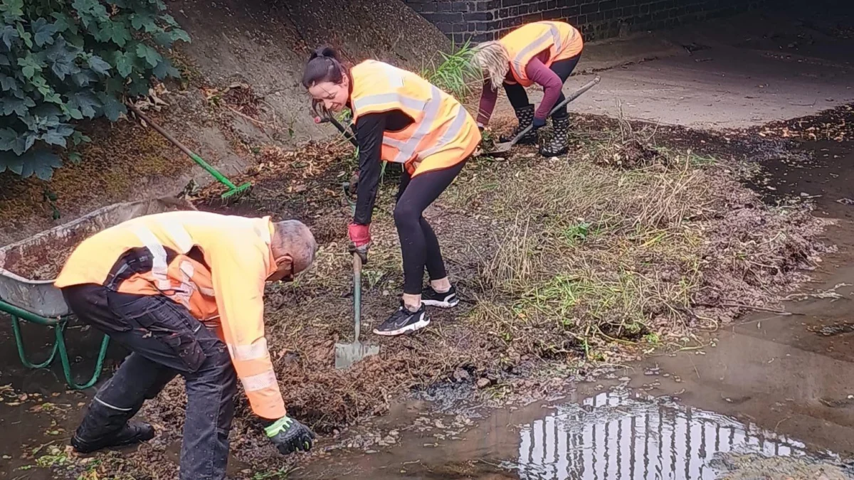 Volunteers in Syston clear brook to reduce flood risk