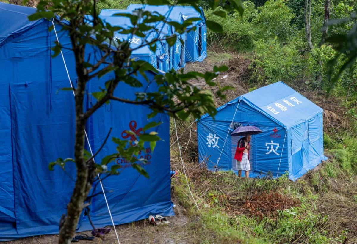 Annapurna Circuit: Trekkers helicoptered off mountains as more deadly landslides hit Nepal