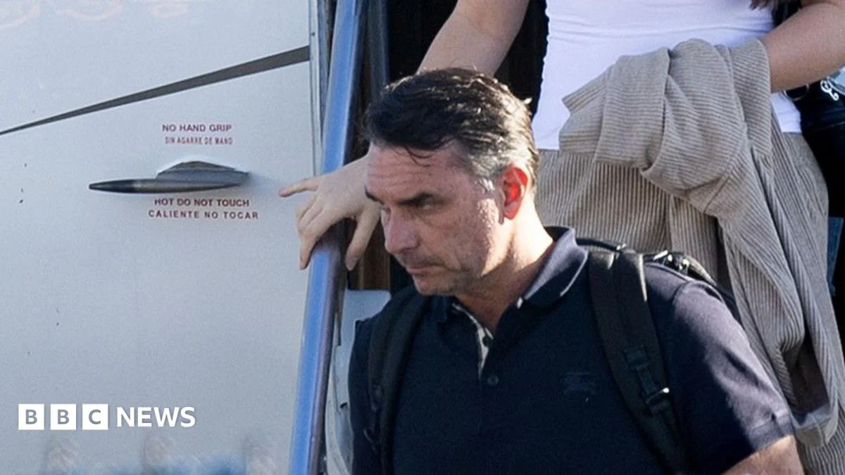 Flávio Bolsonaro denies fleeing Brazil after landing in Miami.